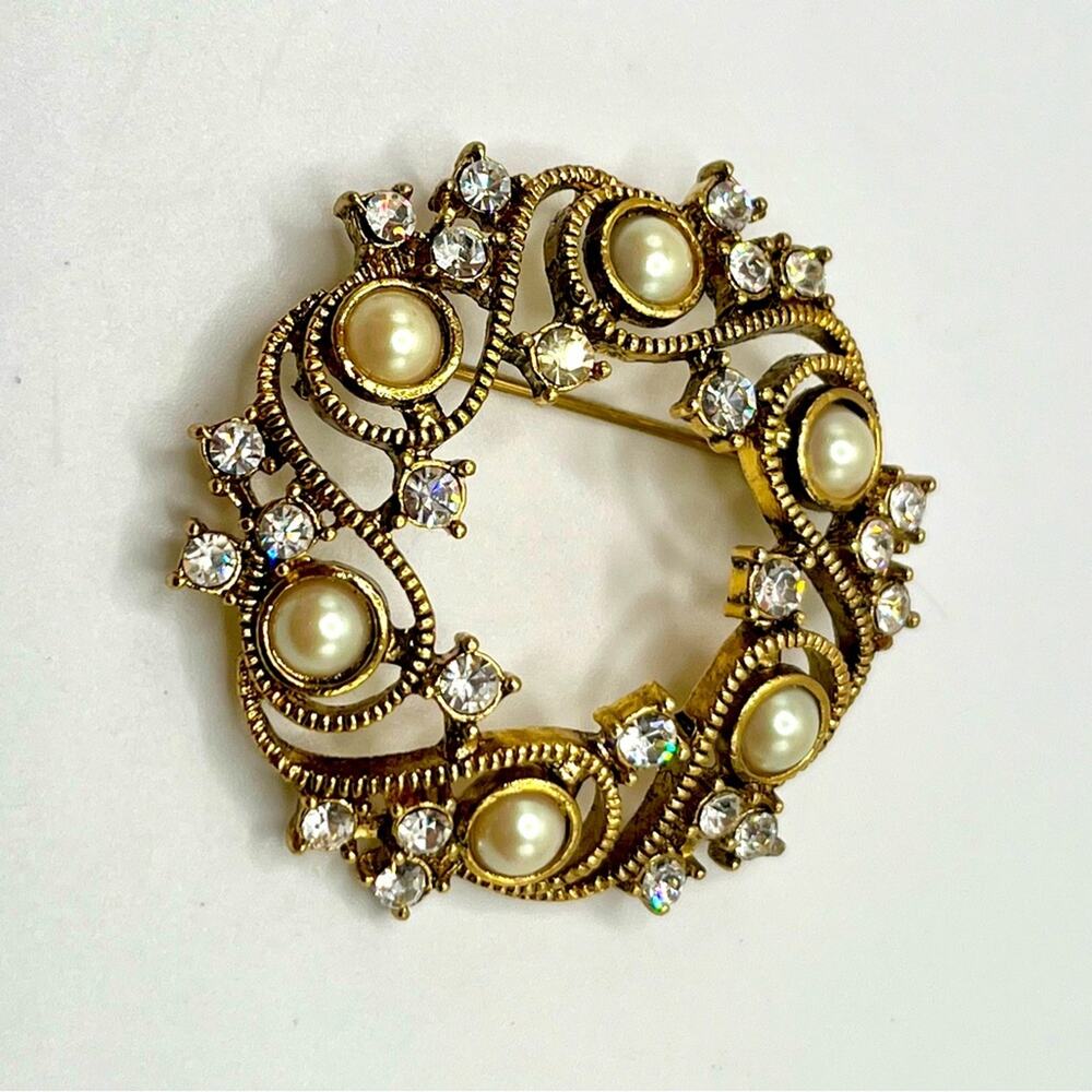 Vintage Monet gold tone wreath brooch